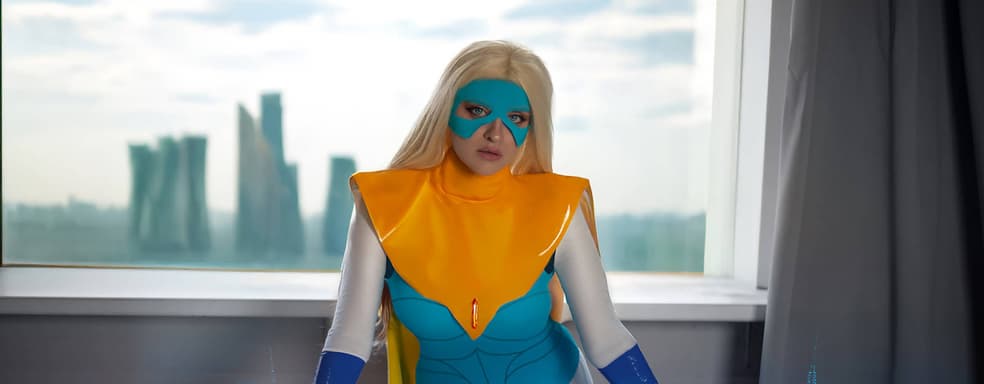 Супергероиня в деле: модель показала косплей Блонди Блейзер из игры Dispatch