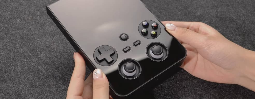 Anbernic показала распаковку RG 477V — портативной консоли со стеклянной фронтальной панелью