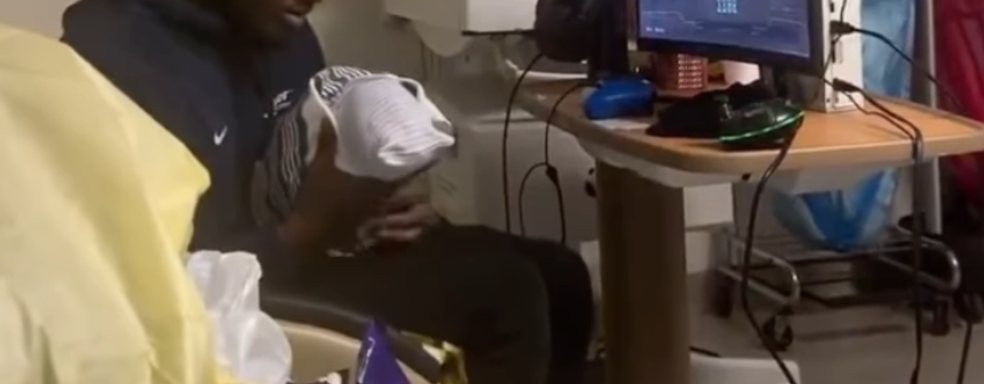 «Отец года»: геймер уселся играть в Xbox в больнице, пока его жена рожала