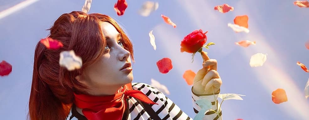 Косплеер предстала в образе Маэль из Clair Obscur: Expedition 33: одиночка, жаждущая летать