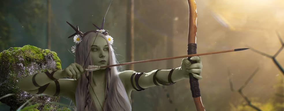 Model showcases cosplay of Dryad Queen Eithné from the card game "Gwent"