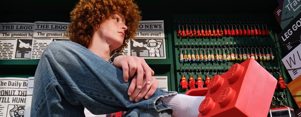 Crocs представила обувь в виде огромных деталей LEGO: кирпичи на ногах