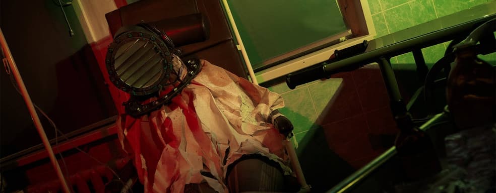 Монстр с прожектором и на каблуках: модель показала косплей Тени из игры The Evil Within