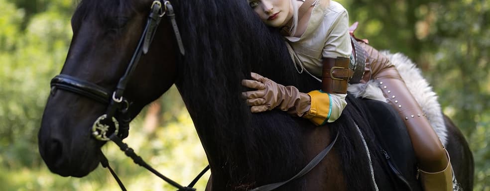 Конная прогулка в лесной чаще: косплеерша воплотила образ Цири из The Witcher 3: Wild Hunt