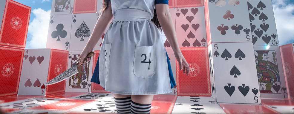 «Мы все здесь сумасшедшие»: косплеерша воплотила образ Алисы из игры Alice: Madness Returns