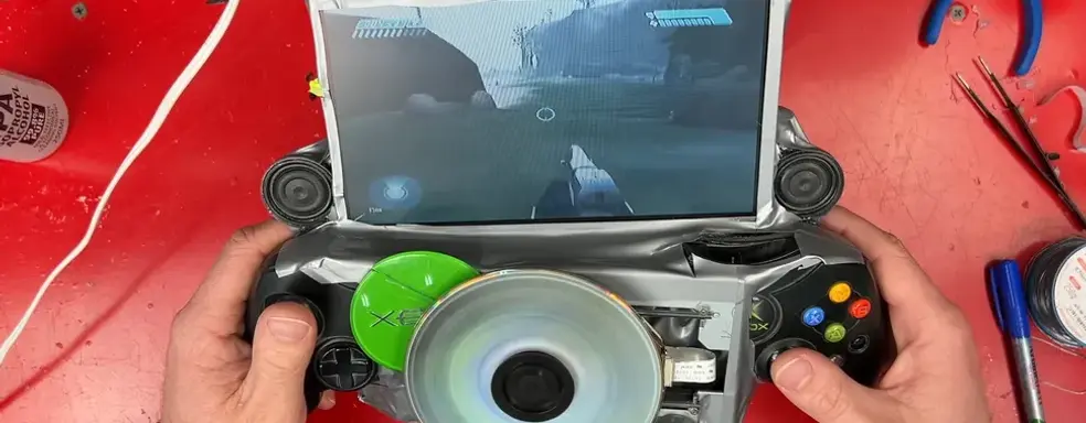 Блогер создал портативного монстра-франкенштейна из оригинального Xbox с помощью клея и болгарки