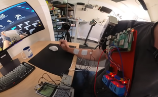 Блогер сделал физиологический чит — система управляет мускулами в его руке