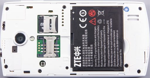 Обзор ZTE Blade+. Аккумуляторный отсек коммуникатора Обзор ZTE Blade+. Аккумуляторный отсек коммуникатора