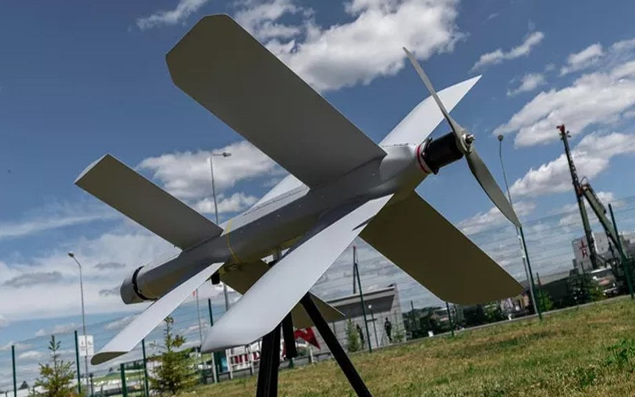 По необходимости он сбрасывает на них осколочно-фугасные боеприпасы и может вернуться на базу