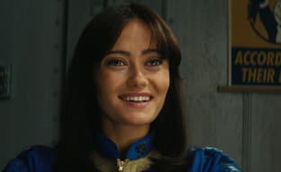 Элла Пернелл играет в Fallout: New Vegas, чтобы подготовиться ко второму сезону сериала «Фоллаут», и уже успела побывать в «Карьере»