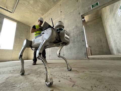 Робособака во время тестирования на строительной площадке Фонда Международного медицинского кластера в Москве