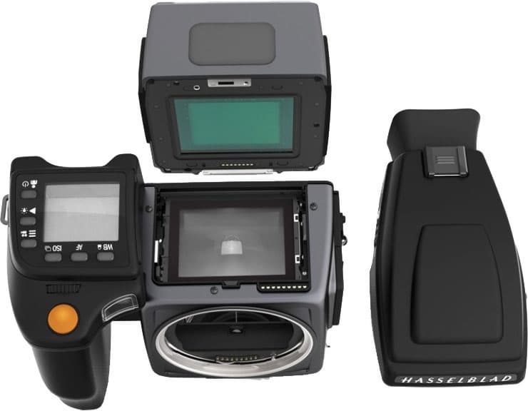 Классическая компоновка цифрового Hasselblad, от которой у беззеркальной модели осталась только «коробка», да и та превратилась в «пачку»