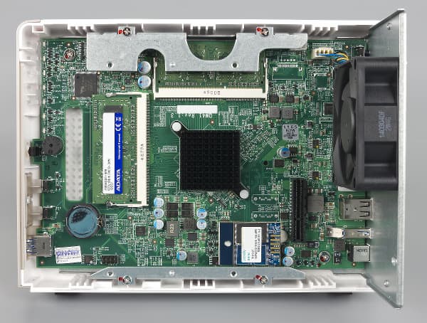 Конструкция QNAP TS-251 Конструкция QNAP TS-251