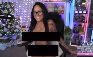 Женщина-стример тестирует Twitch, используя планки с цензурой ради «художественной наготы»