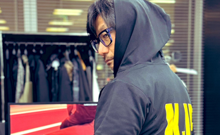 У Хидео Кодзимы так сильно болит спина, что он работает стоя. Фанаты пожалели разработчика и придумали прозвище в стиле Death Stranding