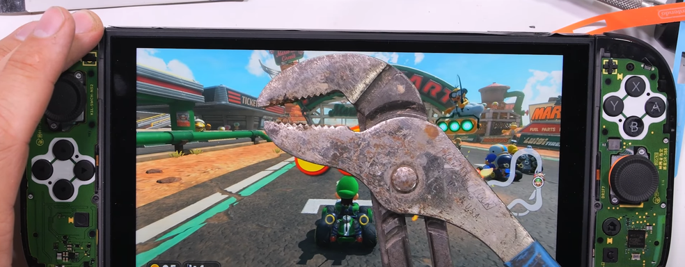 Экран Switch 2 протестировали на прочность с помощью сантехнического ключа