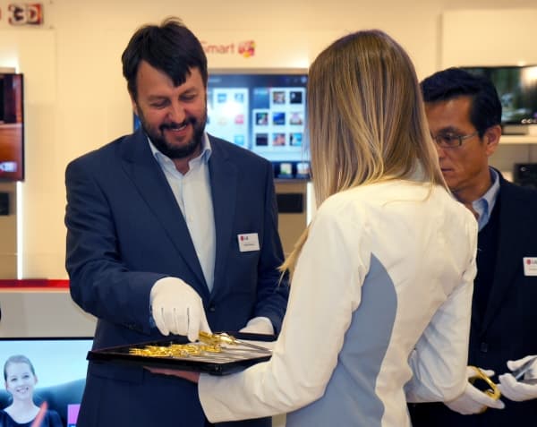 Открытие фирменного магазина LG