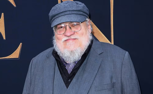 Фанатка предложила Джорджу Мартину передать «Ветра зимы» Брендону Сандерсону, заявив, что писателю «осталось недолго»