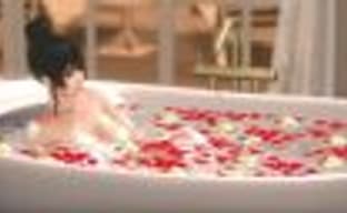 Сексуальные девушки в пене для ванны в ролике Dead or Alive Xtreme: Venus Vacation