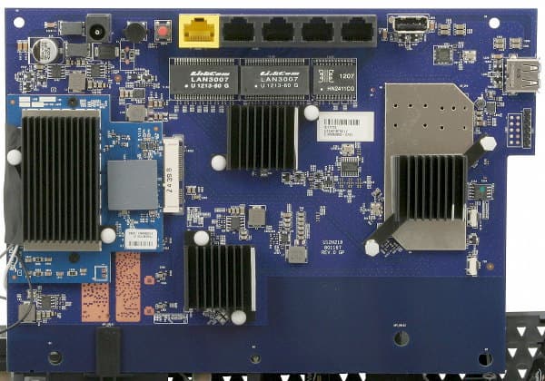 Печатная плата роутера Netgear R6300 Печатная плата роутера Netgear R6300