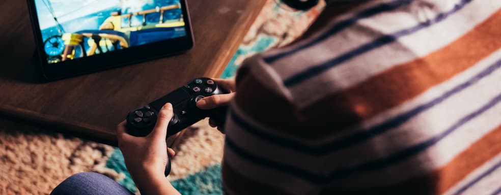 Microsoft искрит идеями. В рекламе Xbox Game Pass использовали контроллер PlayStation 4