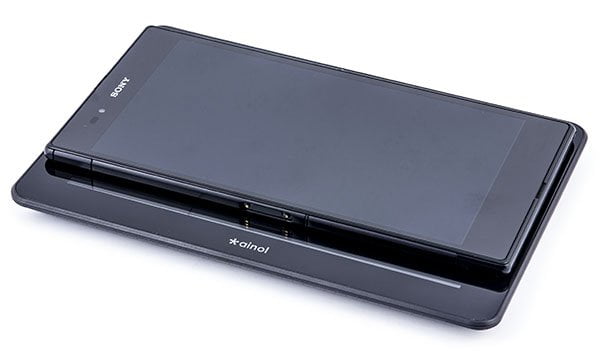 Планшетофон Sony Xperia Z Ultra лежит на семидюймовом планшете Ainol Novo 7 Venus Планшетофон Sony Xperia Z Ultra лежит на семидюймовом планшете Ainol Novo 7 Venus