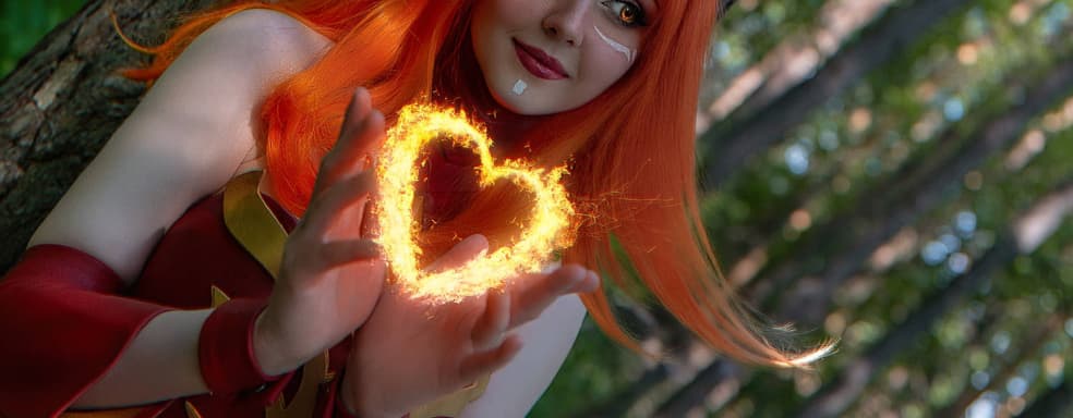Одарённая драконьим поцелуем: фанатка показала косплей Лины из Dota 2