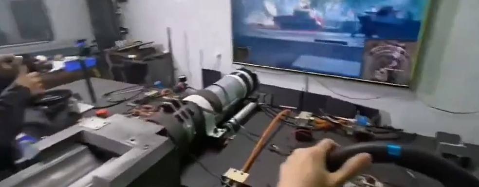 «Мир танков» на максималках! Геймеры построили перезаряжаемую бутылочную пушку для симуляции танка и втроём управляют боевой машиной
