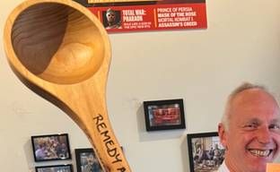 Создателя Baldur’s Gate 3 Свена Винке наградили большим черпаком. Авторы Alan Wake прислали практичный подарок