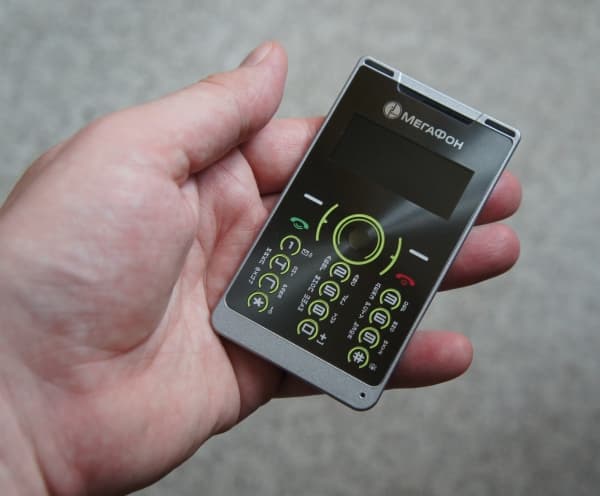 Мегафон Минифон Slim в руке