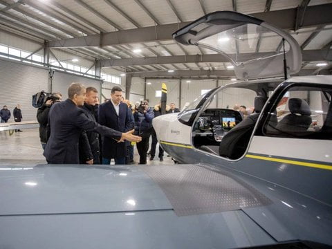 Глава Минпромторга РФ Антон Алиханов осматривает самолет «Танго»