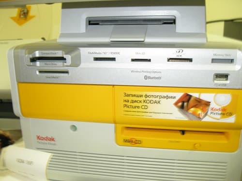 Цифровой киоск оснащен нужными разъемами: USB, Mini SD, мультимедийные RS-MMC, MMC и пр., а также дисководом