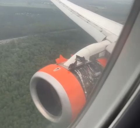 Капот двигателя Superjet-100 вырвало прямо в воздухе