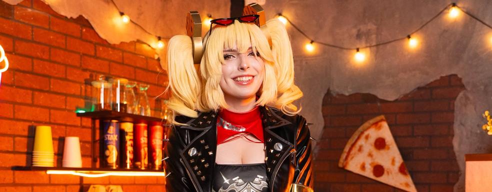 Огненный гиперэкстраверт: косплеерша воплотила образ Бёрнис Уайт из Zenless Zone Zero