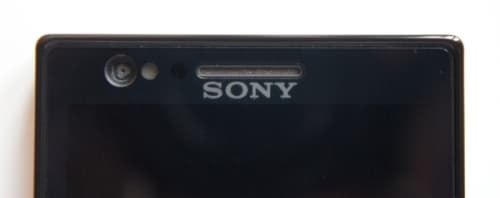 Sony Xperia P — отверстие слухового динамика Sony Xperia P — отверстие слухового динамика