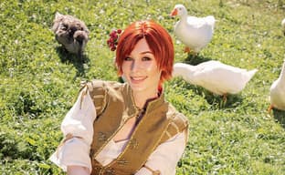 Рыжеволосая врачевательница: модель показала косплей Шани из игры «Ведьмак 3: Дикая Охота»