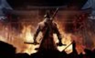 Игрок убивает боссов в Sekiro: Shadows Die Twice с помощью руля с педалями