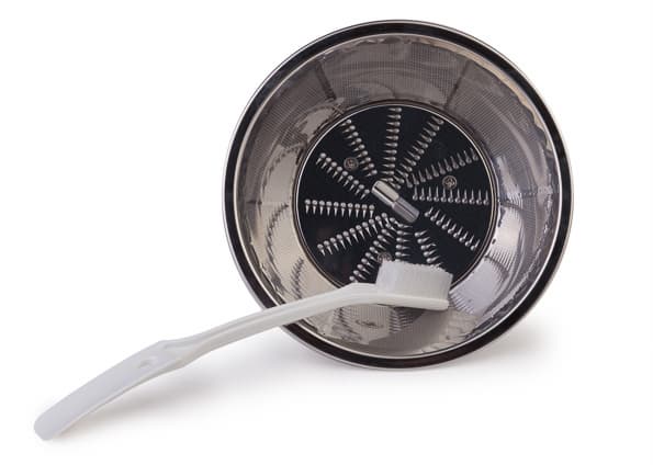 к агрегату прилагается щетка, облегчающая очистку сита