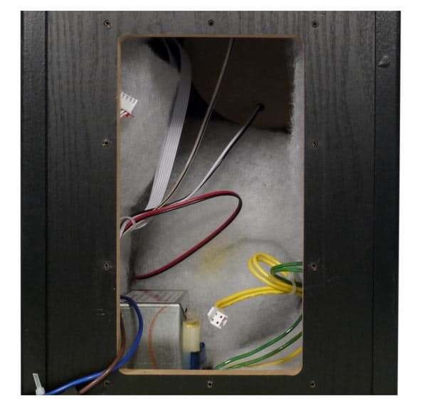 Вид изнутри активной колонки Edifier R2700 Вид изнутри активной колонки Edifier R2700