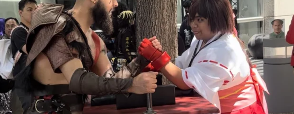 Косплеер Кратоса сломал руку посетителю FanimeCon 2023, когда мерился с ним силой