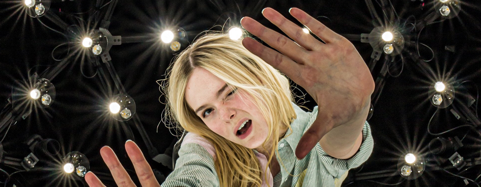 Помахала ногой, посмотрела в камеру: Хидео Кодзима показал рабочие будни Эль Фаннинг на производственной площадке игры