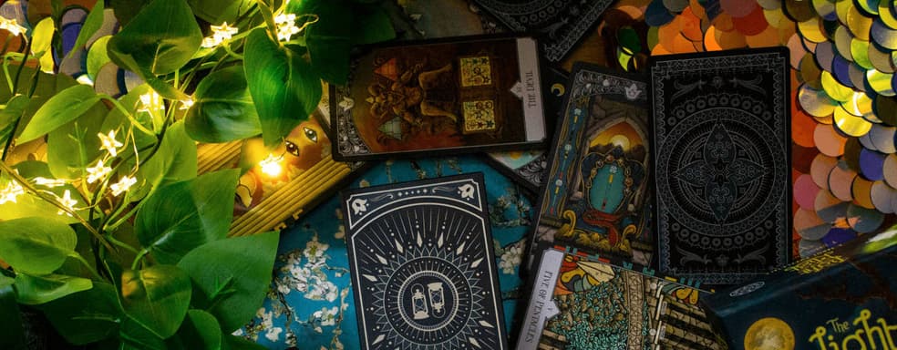 Карты Таро и головоломка в одном флаконе: в продаже появилась настолка «Свет в Тумане»