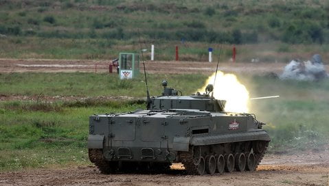 БМП-3 ведёт огонь из пушки 2А72