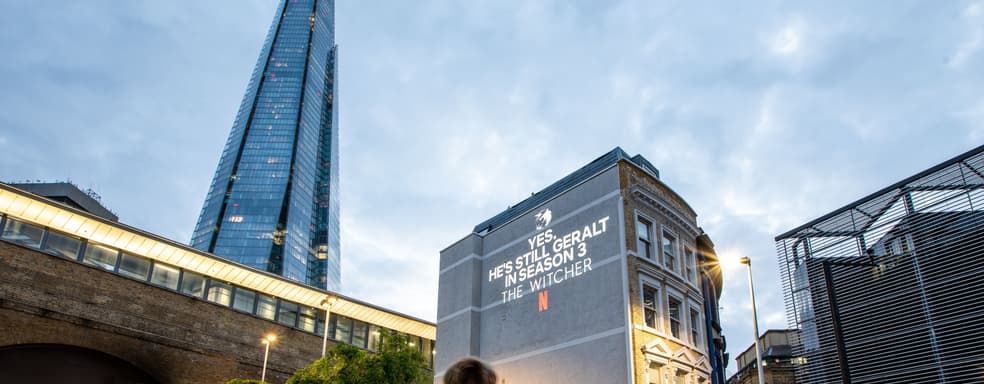 Генри Кавилл – всё еще Ведьмак. Netflix развернула кампанию с необычной рекламой сериала