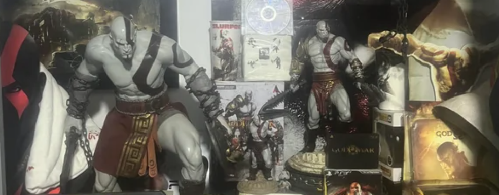 God of War 3 исполнилось 15 лет. Фанат показал большую коллекцию мерча и игр по франшизе