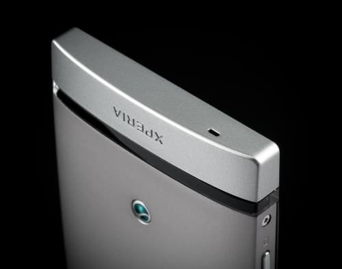 Sony Xperia P — нижний торец Sony Xperia P — нижний торец