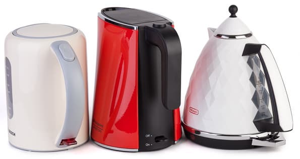 электрические чайники Bosch TWK7607, Hotpoint Ariston WK 22M и Delonghi KBJ 2001