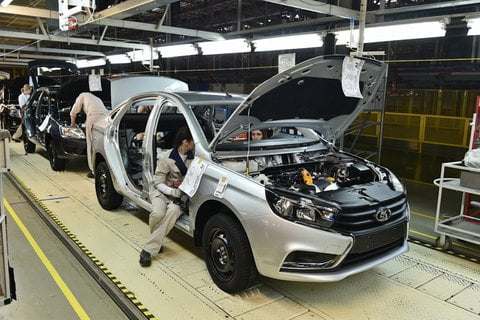 Сборка автомобилей LADA, архивное фото