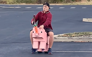 Блогер смастерил ездовую свинью из Minecraft и разогнался до 32 километров в час