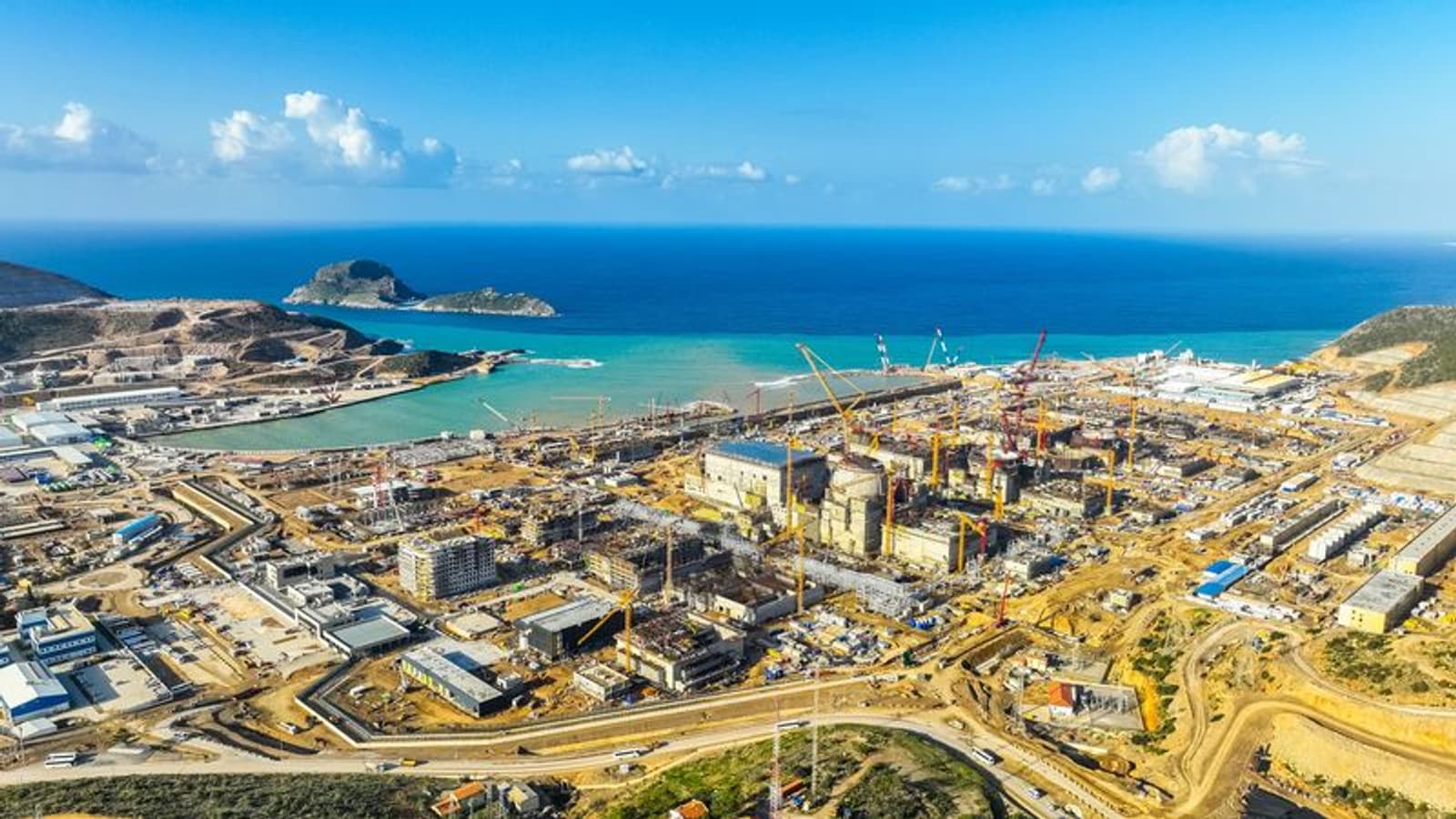 Майлы майлардың онлайн порносы Сексуалдық машина қызды қатты және барлық тесіктерде трахает